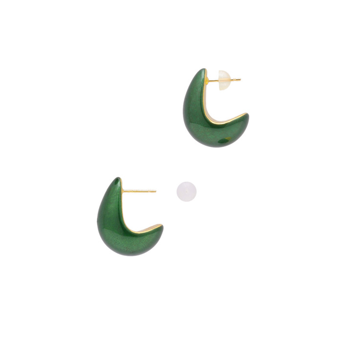 身につける漆 漆のアクセサリー 18Kピアス 月の勺 ひすい色 坂本これくしょんの艶やかで美しくとても軽い「和木に漆塗りのアクセサリー」より、耳たぶをそっとすくい包み込むようなやわらかい曲線のある軽い ウェアラブル 漆 アクセサリー Wearable URUSHI Accessories 18K Pierce moon of ladle jade color 上品で奥行き感のあるひすい色を表現。お耳を包むように着けますので、どなたにもほど良いボリユーム感を楽しんでいただけます。  #漆アクセサリー #漆のアクセサリー #漆ジュエリー #軽いアクセサリー #漆のピアス #18Kpierce #jadecolor #18Kピアス #軽いピアス #月の勺ピアス #ひすい色ピアス #wearable #ウェアラブル漆 #漆塗り #軽さを実感 #坂本これくしょん #耳が痛くない イメージ写真1 