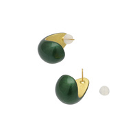身につける漆 漆のアクセサリー 18Kピアス 月の勺 ひすい色 坂本これくしょんの艶やかで美しくとても軽い「和木に漆塗りのアクセサリー」より、耳たぶをそっとすくい包み込むようなやわらかい曲線のある軽い ウェアラブル 漆 アクセサリー Wearable URUSHI Accessories 18K Pierce moon of ladle jade color 上品で奥行き感のあるひすい色を表現。お耳を包むように着けますので、どなたにもほど良いボリユーム感を楽しんでいただけます。 イメージ写真2