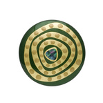 身につける漆 蒔絵のアクセサリー ブローチ 丸5 金の迷宮 ひすい色 坂本これくしょんの艶やかで美しくとても軽い和木に漆塗りのアクセサリー wearable MAKIE accessories Brooch circle 5 Gilt Labyrinth jade color 艶やかなひすい色に奥深くへと誘いこまれる迷宮のようなデザインが印象的、上品で奥行き感のあるひすい色、奥深いグリーンの光沢の上に描かれた渦のような蒔絵は、金箔ベースの上に金色粉でボッチを描き、中央の美しい螺鈿の輝きが華やかさを演出します。  #漆のアクセサリー #漆のブローチ #Brooch #LabyrinthBrooch #Makie #JadeColor #DarkGreen #handmade #Originaldesign #jewelry #蒔絵ブローチ #金の迷宮 #金箔蒔絵 #ひすい色 #身につける漆 #漆塗り #軽さを実感 #坂本これくしょん