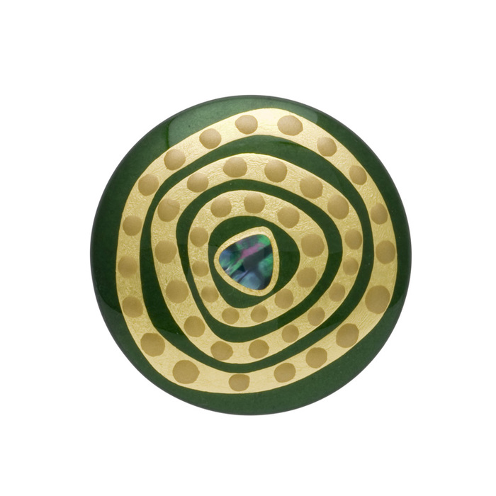 身につける漆 蒔絵のアクセサリー ブローチ 丸5 金の迷宮 ひすい色 坂本これくしょんの艶やかで美しくとても軽い和木に漆塗りのアクセサリー wearable MAKIE accessories Brooch circle 5 Gilt Labyrinth jade color 艶やかなひすい色に奥深くへと誘いこまれる迷宮のようなデザインが印象的、上品で奥行き感のあるひすい色、奥深いグリーンの光沢の上に描かれた渦のような蒔絵は、金箔ベースの上に金色粉でボッチを描き、中央の美しい螺鈿の輝きが華やかさを演出します。  #漆のアクセサリー #漆のブローチ #Brooch #LabyrinthBrooch #Makie #JadeColor #DarkGreen #handmade #Originaldesign #jewelry #蒔絵ブローチ #金の迷宮 #金箔蒔絵 #ひすい色 #身につける漆 #漆塗り #軽さを実感 #坂本これくしょん メイン写真
