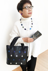 身につける漆 蒔絵の長財布 牛革長財布 銀粉 万華鏡ブルー 伝統の技と技術を生かしおしゃれにかつスタイリッシュに日本の伝統とともに何時も身につける喜びを機能的に携帯できるファッションアイテムに創り上げた坂本これくしょん SAKAMOTO COLLECTION wearable URUSHI MAKIE leather long wallet Kaleidoscope Blue & Silver 高級感あふれる上質な牛革にシルバーカラーの蒔絵が上品な横長ウォレット、全面に蒔絵を施した豪華なデザインは見た目にも機能にもこだわり女性がお洒落に持てる財布です。  #長財布 #longwallet #財布 #蒔絵長財布 #牛革長財布 #万華鏡 #華やかな蒔絵 #銀色の財布 #leatherwallet #wallet #kaleidoscope #Silvecolorwallet #MAKIE #handmade #sakamotocollection #お洒落 #使いやいお財布 #坂本これくしょん #会津 イメージ写真1