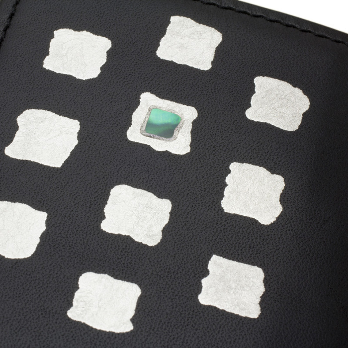 身につける漆 蒔絵のコインケース 螺鈿ドット10 坂本これくしょんの日本の伝統の技と技術を生かしスタイリッシュにファッションアイテムに創り上げた SAKAMOTO COLLECTION wearable MAKIE CoinCase mother-of-pearl 10 dots Platinum 牛革にやや左寄りに配置され美しい螺鈿の輝きが華やかな洗練されたシンプルで飽きのこないプラチナ箔の蒔絵、ラフな筆の動きをそのまま生かしたデザインが印象的で男性の方にもお勧め、カードポケットも便利、使い込むほどに味が出るのも魅力です。  #コインケース #小銭入れ #牛革財布 #春財布 #CoinCase #CoinPurse #蒔絵のコインケース #MAKIEPurse #牛革小銭入れ #leatherwallet #螺鈿細工 #プラチナ箔蒔絵 #機能的な小銭入れ #身につける漆 #坂本これくしょん #会津  イメージ写真1 