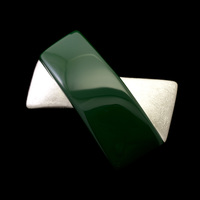 身につける漆 漆のアクセサリー ブローチ クロス プラチナ箔 深緑色 坂本これくしょんの艶やかで美しくとても軽い和木に漆塗りのアクセサリー SAKAMOTO COLLECTION wearable URUSHI accessories brooches Cross Platinum & Deep Green 立体的なフォルムは大人のリボンのように洗練されたカタチ、深緑色とプラチナ箔とのコンビネーションがさらにシャープな印象を強くし高級感を醸し出し、派手すぎない華やかさが襟元を上品に演出します。  #ブローチ #brooches #クロス #CrossBrooch #プラチナ箔 #PlatinumLeaf #深緑色 #DeepGreen #jewelry #軽いブローチ #漆のブローチ #漆のアクセサリー #漆塗り #軽さを実感 #身につける漆 #SAKAMOTOCOLLECTION #坂本これくしょん #会津  イメージ写真1
