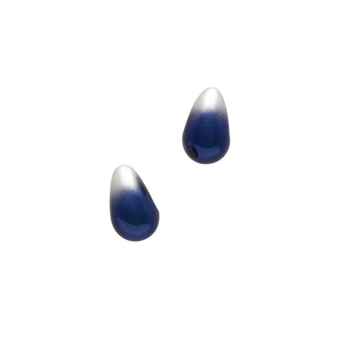 身につける漆 漆のアクセサリー イヤリング 月の勺 コバルト銀ぼかし色 坂本これくしょんの艶やかで美しくとても軽い和木に漆塗りのアクセサリー SAKAMOTO COLLECTION wearable URUSHI accessories earrings Moon Ladle Cobalt Blue オリジナルの奥行き感のあるブルーに蒔絵の技法で銀色粉を蒔いた上品でクールな印象が素敵、フォーマル系の装いからカジュアルなＴシャツなどさまざまなスタイルに調和しパーティなどのシーンにもお使いいただけるアイテムです。 イメージ写真2