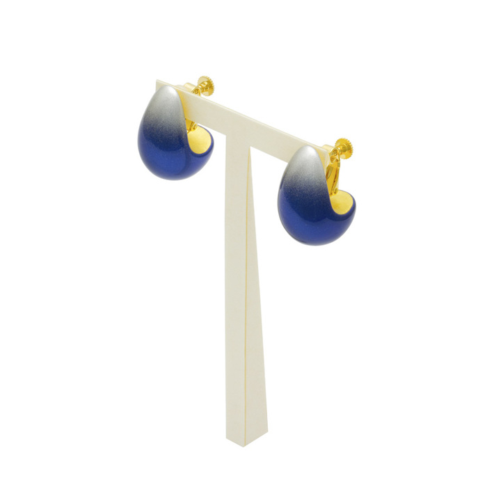 身につける漆 漆のアクセサリー イヤリング 月の勺 コバルト銀ぼかし色 坂本これくしょんの艶やかで美しくとても軽い和木に漆塗りのアクセサリー SAKAMOTO COLLECTION wearable URUSHI accessories earrings Moon Ladle Cobalt Blue オリジナルの奥行き感のあるブルーに蒔絵の技法で銀色粉を蒔いた上品でクールな印象が素敵、フォーマル系の装いからカジュアルなＴシャツなどさまざまなスタイルに調和しパーティなどのシーンにもお使いいただけるアイテムです。 イメージ写真5