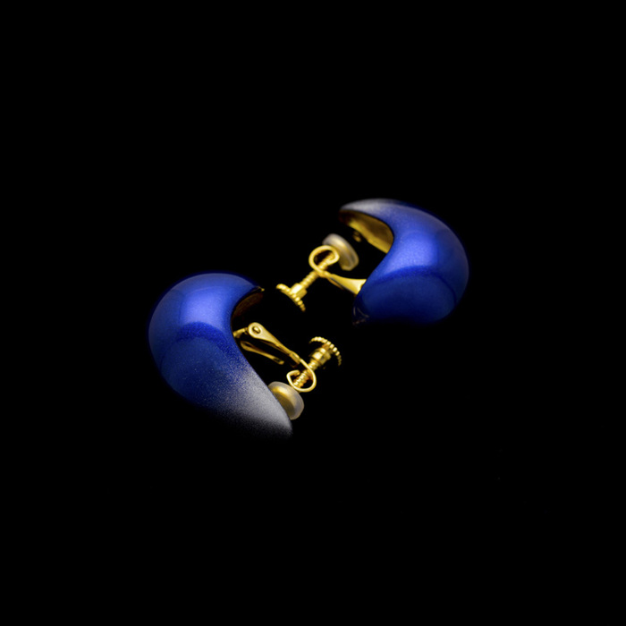 身につける漆 漆のアクセサリー イヤリング 月の勺 コバルト銀ぼかし色 坂本これくしょんの艶やかで美しくとても軽い和木に漆塗りのアクセサリー SAKAMOTO COLLECTION wearable URUSHI accessories earrings Moon Ladle Cobalt Blue オリジナルの奥行き感のあるブルーに蒔絵の技法で銀色粉を蒔いた上品でクールな印象が素敵、フォーマル系の装いからカジュアルなＴシャツなどさまざまなスタイルに調和しパーティなどのシーンにもお使いいただけるアイテムです。  #イヤリング #earrings #月の勺 #MoonLadle #コバルトブルー #CobaltBlue #銀ぼかし #軽いイヤリング #漆のイヤリング #漆のアクセサリー #jewelry #プレゼント #漆塗り #軽さを実感 #耳が痛くない #身につける漆 #坂本これくしょん #会津  イメージ写真1 