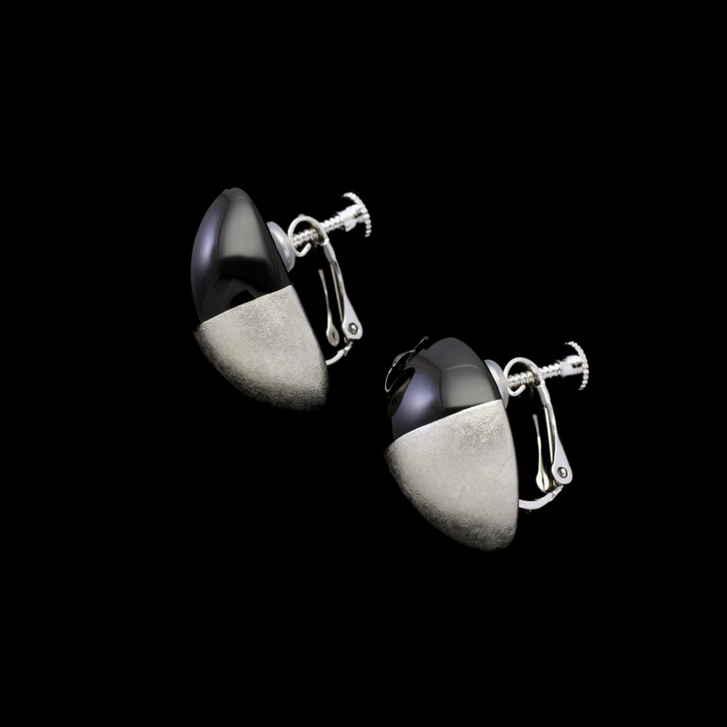 03E3967 SAKAMOTO COLLECTION wearable URUSHI accessories earrings Moon Drops Platinum & JetBlack-6.jpg