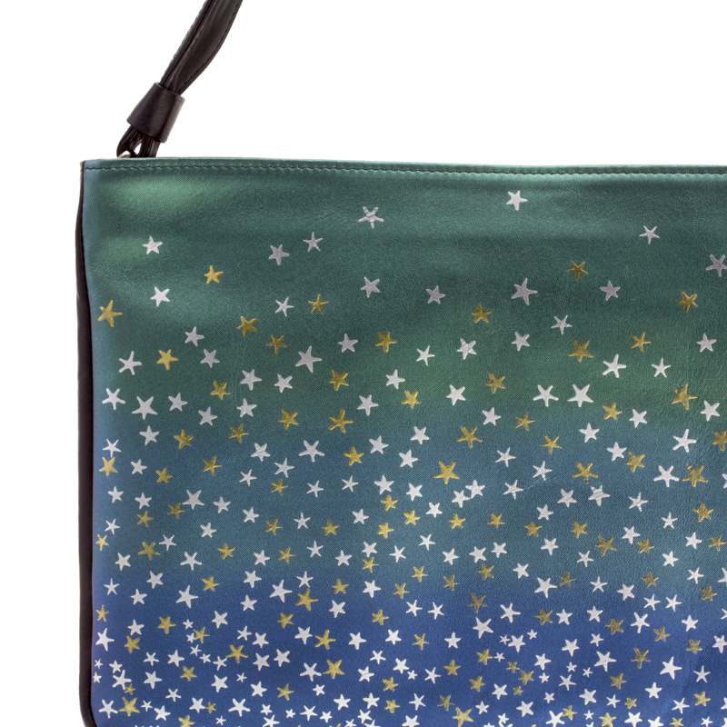 03XS249 wearable URUSHI MAKIE handbag 2way secondbag Gold and Silver Stars titanium color-10.jpg バッグの前面は、3色のチタン粉をグリーン、ブルー、パープルと、まるでオーロラのようにグラデーションに蒔き分けしたベースの上に、金色粉と銀色粉で星を描き夜空を表現しました。
