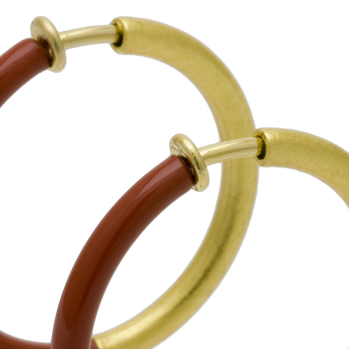 身につける漆 蒔絵のアクセサリー 金属 イヤリング リング3.3 洗朱色 坂本これくしょんの艶やかで美しくとても軽い「漆塗りのアクセサリー」より、大き目のリングが耳元でゆれるスタイリッシュな ウェアラブル 漆 アクセサリー Wearable URUSHI Accessories Earrings ring 3.3 wash vermilion color 軽やかに着けていただけるデザイン、金属のリング型のイヤリングを伝統色の洗朱色の漆と金箔で仕上げました。 イメージ写真3