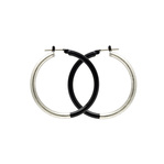 身につける漆 蒔絵のアクセサリー ピアス リング4.2 黒色　坂本これくしょんの艶やかで美しくとても軽い「漆塗りのアクセサリー」より、漆で仕上げたスタイリッシュでかわいらしい真丸のリングの形をしたウェアラブル 漆 アクセサリー  金属製ピアスWearable URUSHI Accessories Pierce ring 4.2 black color スタイリッシュでかわいらしい真丸のリングの形をした金属製ピアスを漆で仕上げました。漆ならではのベーシックな漆黒の黒。片側半分プラチナ箔を使っておしゃれに仕上げた軽やかに着けていただけるピアスです。  #漆アクセサリー #漆のアクセサリー #漆ジュエリー #軽いアクセサリー #漆のピアス #Pierce #Jetblack #漆黒ピアス #スタイリッシュピアス #かわいらしいピアス #ピアス #黒色ピアス #プラチナ箔ピアス #wearable #ウェアラブル漆 #漆塗り #軽さを実感 #坂本これくしょん #耳が痛くない