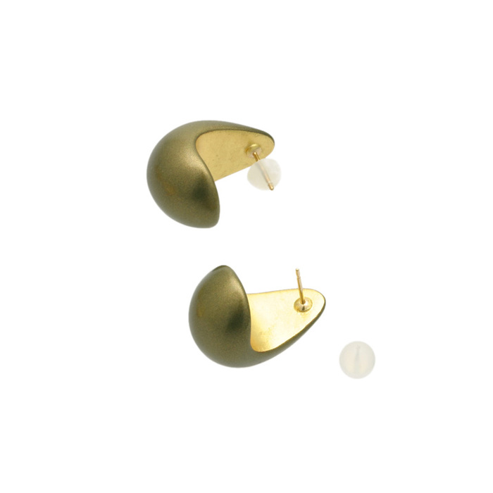 身につける漆 漆のアクセサリー 18Kピアス 月の勺 金砂色 坂本これくしょんの艶やかで美しくとても軽い和木に漆塗りのアクセサリー SAKAMOTO COLLECTION wearable URUSHI accessories 18K Pierce moon of ladle golden sand color 耳たぶをそっとすくい包み込むようなやわらかい曲線、金粉で蒔きぼかしし光沢のあるオリジナルゴールドカラー、シックで落ち着いた大人の華やかさを秘めた日本人の肌に合う上品なゴールドです。 イメージ写真2