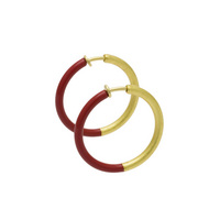 身につける漆 蒔絵のアクセサリー イヤリング リング 3.3 朱色 坂本これくしょんの艶やかで美しくとても軽い「漆塗りのアクセサリー」より、大き目のリングが耳元でゆれるスタイリッシュな ウェアラブル 蒔絵 アクセサリー Earrings ring 3.3 vermilion color 金属のリング型のイヤリングをハッとするような、鮮やかで元気になれる朱色と金箔でデザイン。漆ならではの奥深い元気をもらえる色合いが魅力の朱色、その上に半分金箔で蒔絵を施しました手の込んだ作品です。  #漆アクセサリー #漆のアクセサリー #漆ジュエリー #軽いアクセサリー #漆のイヤリング #Earrings #vermilion #スタイリッシュイヤリング #朱色イヤリング #還暦のお祝い #プレゼント #wearable #ウェアラブル漆 #漆塗り #軽さを実感 #坂本これくしょん イメージ写真1