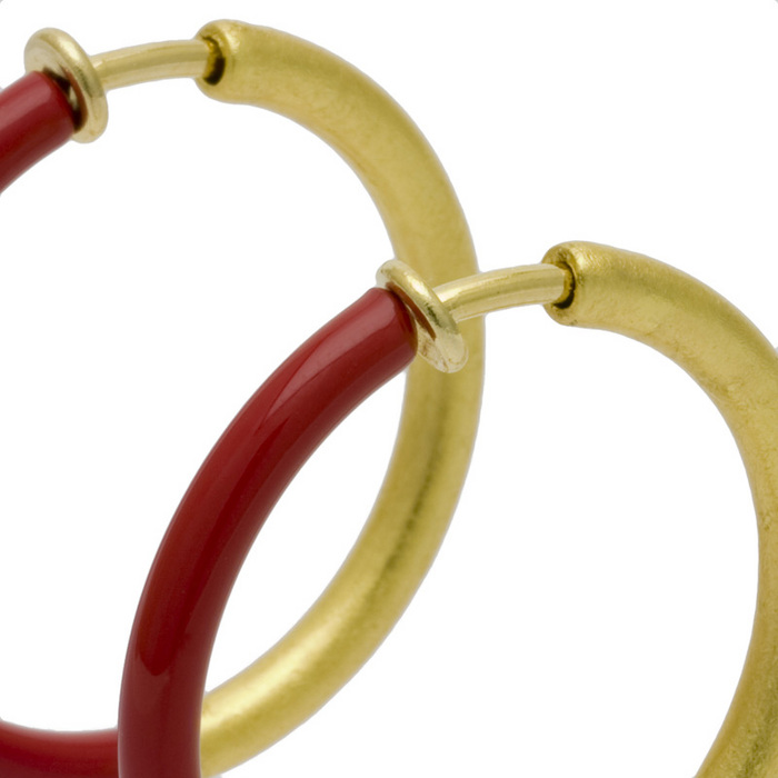 身につける漆 蒔絵のアクセサリー イヤリング リング 3.3 朱色 坂本これくしょんの艶やかで美しくとても軽い「漆塗りのアクセサリー」より、大き目のリングが耳元でゆれるスタイリッシュな ウェアラブル 蒔絵 アクセサリー Earrings ring 3.3 vermilion color 金属のリング型のイヤリングをハッとするような、鮮やかで元気になれる朱色と金箔でデザイン。漆ならではの奥深い元気をもらえる色合いが魅力の朱色、その上に半分金箔で蒔絵を施しました手の込んだ作品です。 イメージ写真3