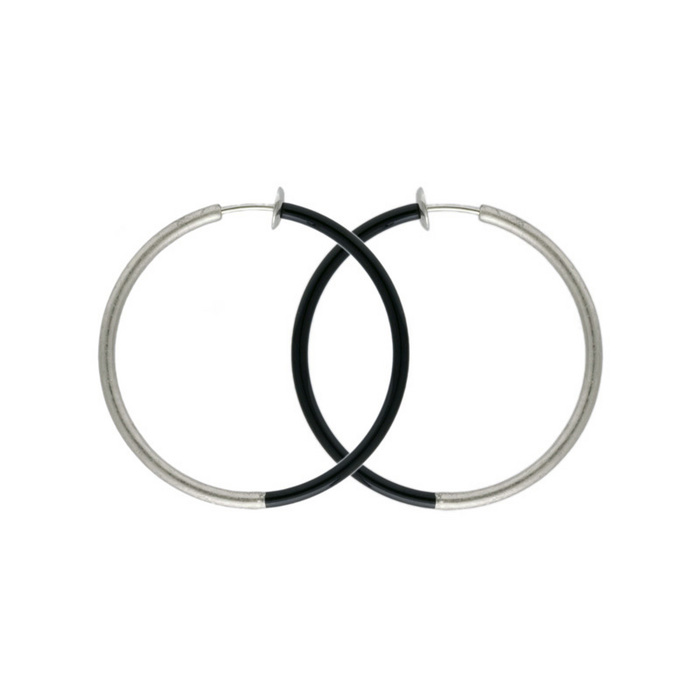 身につける漆 漆のアクセサリー イヤリング リング 4.2 黒色 坂本これくしょんの艶やかで美しくとても軽い「漆塗りのアクセサリー」より、スタイリッシュでかわいらしい真丸のリングの形をした金属製イヤリングを漆で仕上げた ウェアラブル 蒔絵 アクセサリー Earrings ring 4.2 black color 金属のリング型のイヤリングを伝統色の漆黒の黒とプラチナ箔、軽やかに着けていただけるデザインです。黒とプラチナ箔のコンビネーションをお楽しみください。  #漆のアクセサリー #軽いアクセサリー #蒔絵アクセサリー #蒔絵のイヤリング #漆のイヤリング #Earrings #ringEarrings #blackEarrings #イヤリング #黒色イヤリング #漆黒イヤリング,プラチナ箔蒔絵 #wearable #ウェアラブル漆 #漆塗り #軽さを実感 #坂本これくしょん