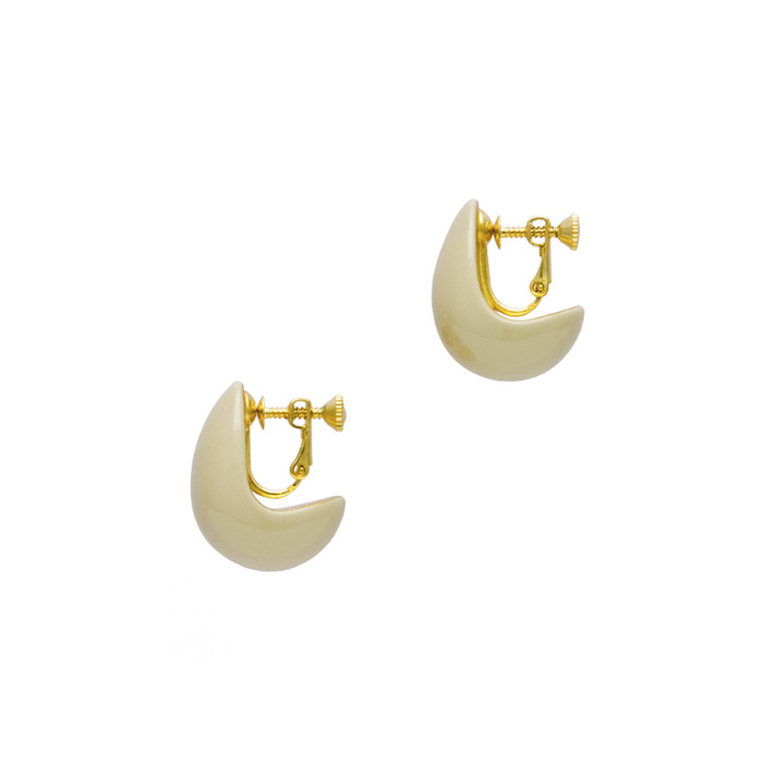 身につける漆 漆のアクセサリー イヤリング 月の勺 素色 坂本これくしょんの艶やかで美しくとても軽い和木に漆塗りのアクセサリー SAKAMOTO COLLECTION Wearable URUSHI Accessories　earrings Moon of ladle So-Iro color 漆の白は日本人の肌にとても合う漆ならではの気品のベージュホワイト、しっとりとした伝統色は大人の装いを演出、どなたにもほど良いボリユーム感を楽しんでいただけます。  #イヤリング #Earrings #月の勺 #素色 #漆の白 #ベージュホワイト #日本の伝統色 #イヤリング #耳が痛くない #漆のアクセサリー #漆塗り #身につける漆 #坂本これくしょん #会津  イメージ写真1 