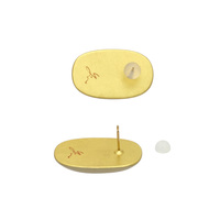 身につける漆 蒔絵のアクセサリー 18Kピアス 銀の青海波 素色 坂本これくしょんの艶やかで美しくとても軽い和木に漆塗りのアクセサリー SAKAMOTO COLLECTION wearable MAKIE 18K earrings  silver sea wave iodine 漆の白は日本人の肌にとても合うベージュホワイト、アクセントの青海波模様の銀（シルバー925）が印象的、裏の金箔が表情を明るくしてくれます。 イメージ写真2