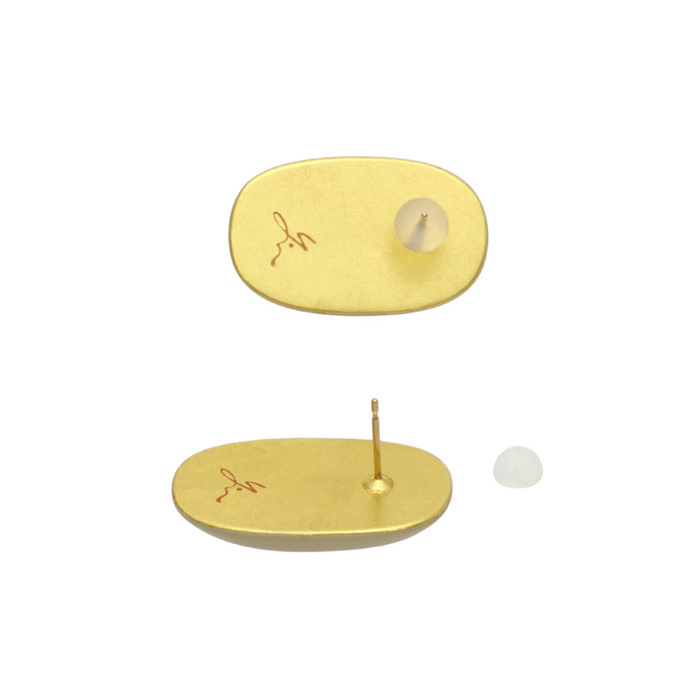 身につける漆 蒔絵のアクセサリー 18Kピアス 銀の青海波 素色 坂本これくしょんの艶やかで美しくとても軽い和木に漆塗りのアクセサリー SAKAMOTO COLLECTION wearable MAKIE 18K earrings  silver sea wave iodine 漆の白は日本人の肌にとても合うベージュホワイト、アクセントの青海波模様の銀（シルバー925）が印象的、裏の金箔が表情を明るくしてくれます。 イメージ写真2