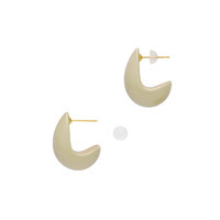 身につける漆 漆のアクセサリー ピアス 月の勺 素色 坂本これくしょんの艶やかで美しくとても軽い和木に漆塗りのアクセサリー SAKAMOTO COLLECTION wearable URUSHI earrings Moon of ladle So-Iro 漆の白は日本人の肌に合う漆ならではの気品を楽しんでいただけるベージュホワイト、やわらかい曲線のほど良いボリユーム感を楽しんでいただけます。  #ピアス #earrings #月の勺 #素色 #伝統色 #ベージュホワイト #漆の白 #耳が痛くない #漆のアクセサリー #漆塗り #身につける漆 #坂本これくしょん #会津  イメージ写真1