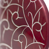 身につける漆 蒔絵のアクセサリー ブローチ 丸6 プラチナ箔 海波 ボルドー色 坂本これくしょんの艶やかで美しくとても軽い「和木に漆塗りのアクセサリー」より、少し大きめでラウンド型のシンプルで使いやすい ウェアラブル 漆 アクセサリー wearable URUSHI accessories Brooch round6 Platinum sea wave Bordeaux color 人気のボルドーは丹念に漆を塗り重ね上品で奥行き感のあるひすい色、のびやかな描かれた蒔絵は波のような海波柄をプラチナ箔で。繊細で輪モダンな印象のブローチ、襟元を上品に演出してくれます。 イメージ写真2