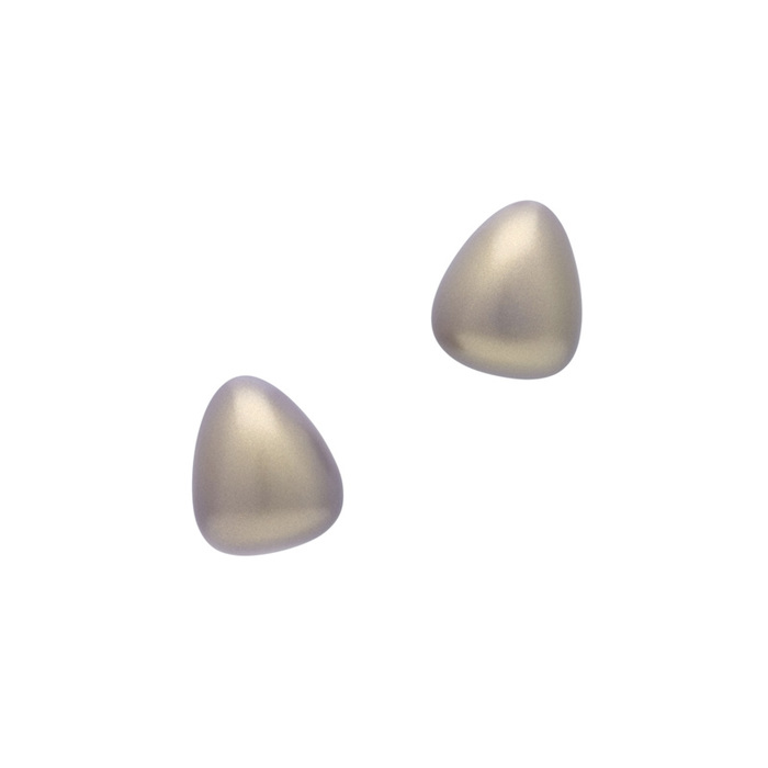 身につける漆 漆のアクセサリー 18Kピアス 花びら 紫苑金砂色 坂本これくしょんの艶やかで美しくとても軽い和木に漆塗りのアクセサリー SAKAMOTO COLLECTION wearable URUSHI 18K earrings petals Shion golden sand color 艶やかで美しい光沢が上品に曲線を演出、華やかさの中にも大人の気品、裏の金箔が後ろからチラリと見えお顔周りに華やかさを与えます。  #ピアス #18Kピアス #earrings #花びらピアス #紫苑金砂 #デザインピアス #軽いピアス #漆のアクセサリー #漆塗り #身につける漆 #坂本これくしょん #会津 