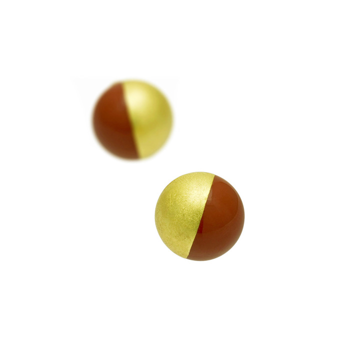 身につける漆 蒔絵のアクセサリー イヤリング ドーム1.8 半金箔 洗朱色 坂本これくしょんの艶やかで美しくとても軽い和木に漆塗りのアクセサリー SAKAMOTO COLLECTION wearable URUSHI Earrings dome half gilt ermilion color かわいらしいフォルムに落ち着いた感じのシックな朱色、金箔蒔絵を施し耳元のおしゃれを演出、裏の金箔も表情を明るくしてくれます。 イメージ写真3