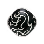 RIE SAKAMOTO COLLECTION 身につける漆 蒔絵のアクセサリー ブローチ プラチナ箔 唐草 黒色 SAKAMOTO COLLECTION Wearable URUSHI Accessories Brooch platinum foil arabesque black 漆の艶やかさを表現するため凹面凸面を１ヶのブローチの中にデザイン、深みのある大人の黒色に唐草をプラチナ箔の蒔絵で表現、漆黒とプラチナ箔部分のバランスが素敵、華やかですが派手すぎず装いを上品に飾ります。  #ブローチ #Brooch #プラチナ箔唐草 #漆黒ブローチ #黒のブローチ #唐草蒔絵 #プラチナ箔蒔絵 #蒔絵のアクセサリー #漆塗り #身につける漆 #坂本これくしょん #会津 