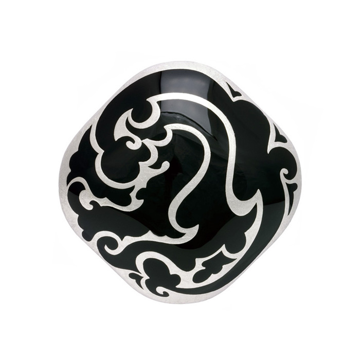 身につける漆 蒔絵のアクセサリー ブローチ プラチナ箔 唐草 黒色 SAKAMOTO COLLECTION Wearable URUSHI Accessories Brooch platinum foil arabesque black 漆の艶やかさを表現するため凹面凸面を１ヶのブローチの中にデザイン、深みのある大人の黒色に唐草をプラチナ箔の蒔絵で表現、漆黒とプラチナ箔部分のバランスが素敵、華やかですが派手すぎず装いを上品に飾ります。  #ブローチ #Brooch #プラチナ箔唐草 #漆黒ブローチ #黒のブローチ #唐草蒔絵 #プラチナ箔蒔絵 #蒔絵のアクセサリー #漆塗り #身につける漆 #坂本これくしょん #会津 