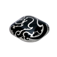 身につける漆 蒔絵のアクセサリー ブローチ プラチナ箔 唐草 黒色 SAKAMOTO COLLECTION Wearable URUSHI Accessories Brooch platinum foil arabesque black 漆の艶やかさを表現するため凹面凸面を１ヶのブローチの中にデザイン、深みのある大人の黒色に唐草をプラチナ箔の蒔絵で表現、漆黒とプラチナ箔部分のバランスが素敵、華やかですが派手すぎず装いを上品に飾ります。 イメージ写真2