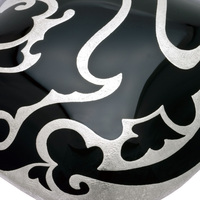 身につける漆 蒔絵のアクセサリー ブローチ プラチナ箔 唐草 黒色 SAKAMOTO COLLECTION Wearable URUSHI Accessories Brooch platinum foil arabesque black 漆の艶やかさを表現するため凹面凸面を１ヶのブローチの中にデザイン、深みのある大人の黒色に唐草をプラチナ箔の蒔絵で表現、漆黒とプラチナ箔部分のバランスが素敵、華やかですが派手すぎず装いを上品に飾ります。 イメージ写真3