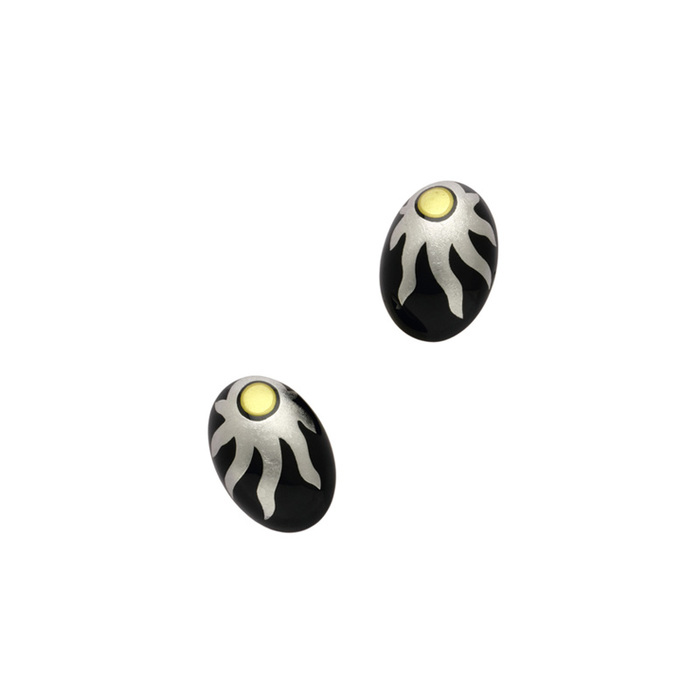 身につける漆 蒔絵のアクセサリー 18Kピアス 焔～ほのお～ 黒色 坂本これくしょんの艶やかで美しくとても軽い和木に漆塗りのアクセサリー SAKAMOTO COLLECTION 18K earrings flame black 漆黒に灯る炎のゆらめきと光を表現、プラチナ箔で炎、金箔で円を描き、さらに金色粉でくくり、裏側も金箔仕上げた細部にまでこだわって丁寧につくられた一品。  #ピアス #18Kピアス #earrings #焔 #蒔絵のピアス #プラチナ箔蒔絵 #黒ピアス #軽いピアス #漆のアクセサリー #漆塗り #身につける漆 #坂本これくしょん #会津 