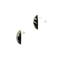 身につける漆 蒔絵のアクセサリー 18Kピアス 焔～ほのお～ 黒色 坂本これくしょんの艶やかで美しくとても軽い和木に漆塗りのアクセサリー SAKAMOTO COLLECTION 18K earrings flame black 漆黒に灯る炎のゆらめきと光を表現、プラチナ箔で炎、金箔で円を描き、さらに金色粉でくくり、裏側も金箔仕上げた細部にまでこだわって丁寧につくられた一品。  #ピアス #18Kピアス #earrings #焔 #蒔絵のピアス #プラチナ箔蒔絵 #黒ピアス #軽いピアス #漆のアクセサリー #漆塗り #身につける漆 #坂本これくしょん #会津  イメージ写真1