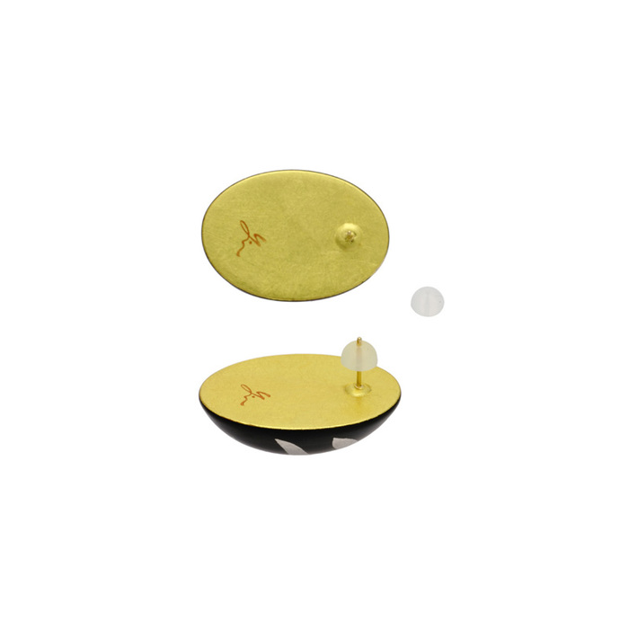 身につける漆 蒔絵のアクセサリー 18Kピアス 焔～ほのお～ 黒色 坂本これくしょんの艶やかで美しくとても軽い和木に漆塗りのアクセサリー SAKAMOTO COLLECTION 18K earrings flame black 漆黒に灯る炎のゆらめきと光を表現、プラチナ箔で炎、金箔で円を描き、さらに金色粉でくくり、裏側も金箔仕上げた細部にまでこだわって丁寧につくられた一品。 イメージ写真2