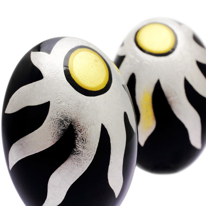 身につける漆 蒔絵のアクセサリー 18Kピアス 焔～ほのお～ 黒色 坂本これくしょんの艶やかで美しくとても軽い和木に漆塗りのアクセサリー SAKAMOTO COLLECTION 18K earrings flame black 漆黒に灯る炎のゆらめきと光を表現、プラチナ箔で炎、金箔で円を描き、さらに金色粉でくくり、裏側も金箔仕上げた細部にまでこだわって丁寧につくられた一品。 イメージ写真3