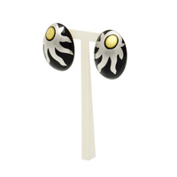 身につける漆 蒔絵のアクセサリー 18Kピアス 焔～ほのお～ 黒色 坂本これくしょんの艶やかで美しくとても軽い和木に漆塗りのアクセサリー SAKAMOTO COLLECTION 18K earrings flame black 漆黒に灯る炎のゆらめきと光を表現、プラチナ箔で炎、金箔で円を描き、さらに金色粉でくくり、裏側も金箔仕上げた細部にまでこだわって丁寧につくられた一品。 イメージ写真4