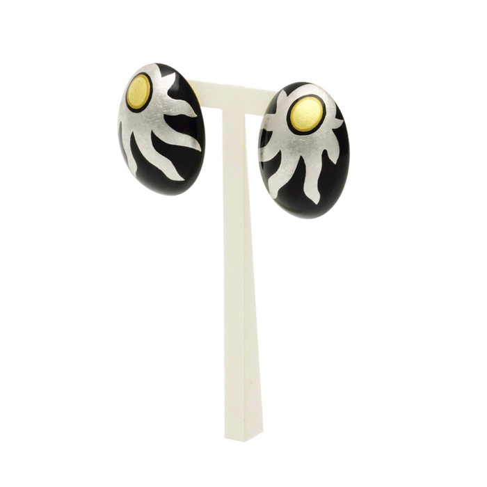 身につける漆 蒔絵のアクセサリー 18Kピアス 焔～ほのお～ 黒色 坂本これくしょんの艶やかで美しくとても軽い和木に漆塗りのアクセサリー SAKAMOTO COLLECTION 18K earrings flame black 漆黒に灯る炎のゆらめきと光を表現、プラチナ箔で炎、金箔で円を描き、さらに金色粉でくくり、裏側も金箔仕上げた細部にまでこだわって丁寧につくられた一品。 イメージ写真4