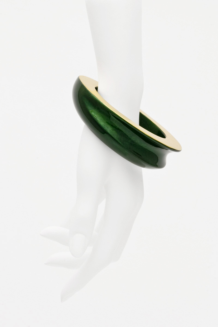 身につける漆 蒔絵のアクセサリー バングル バーム2.2 ひすい色 坂本これくしょんの艶やかで美しくとても軽い和木に漆塗りのアクセサリー SAKAMOTO COLLECTION wearable URUSHI Bangle Balm jade green ひすい色と側面の金箔の輝きがインパクトと存在感をあたえるブレス、木製でとても軽く長時間着けていても疲れにくいのが嬉しいポイントです。 イメージ写真4