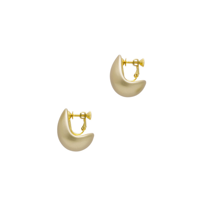 身につける漆 漆のアクセサリー イヤリング 月の勺 金象牙色 坂本これくしょんの艶やかで美しくとても軽い和木に漆塗りのアクセサリー SAKAMOTO COLLECTION Wearable URUSHI Accessories Earrings moon ladle gold ivory color 耳を包むように着けどなたにもほど良いボリユーム感、光線の角度により真珠のようなシャンパンゴールドの光沢感を出したアイテムです。  #イヤリング #Earrings #月の勺 #金象牙色 #シャンパンゴールド #軽いイヤリング #耳が痛くない #漆のアクセサリー #漆塗り #身につける漆 #坂本これくしょん #会津  イメージ写真1 
