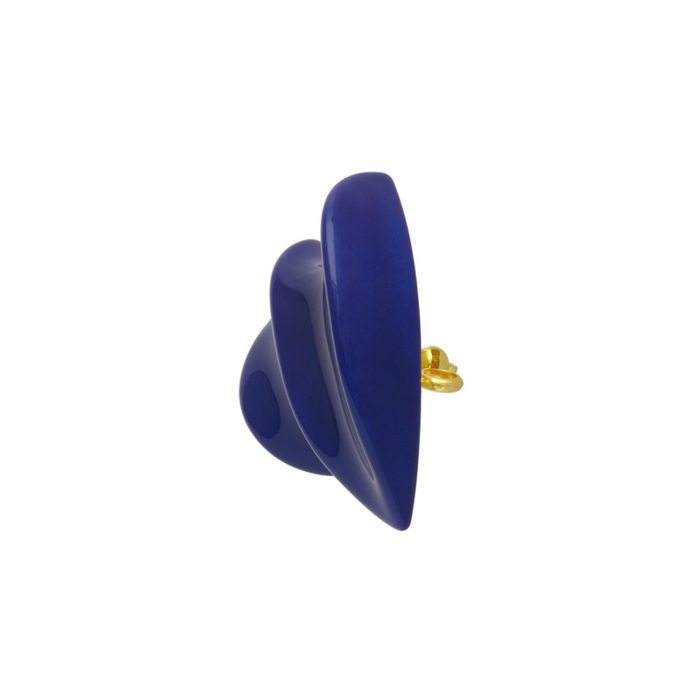 身につける漆 蒔絵のアクセサリー ペンダントブローチ 瑠璃の光彩 坂本これくしょんの艶やかで美しくとても軽い「和木に漆塗りのアクセサリー」より、立体感のある個性的なフォルムを奥深い青色で仕上げた ウェアラブル 漆 アクセサリー wearable URUSHI accessories Brooch  lapis lazuli Flame lapis lazuli color 素材は朴の木で仕上げられているので軽さがありシルクなどの薄い素材のお洋服、カシミヤセーター、シフォンのスカーフ、プリーツなどにお使いいただいても生地を傷めにくく、ペンダントブローチが下を向きにくいのもうれしい。  #漆アクセサリー #漆のアクセサリー #漆ジュエリー #軽いアクセサリー #漆のブローチ #Brooch #lapislazuli #ブローチ #瑠璃のブローチ #瑠璃色 #wearable #ウェアラブル漆 #漆塗り #軽さを実感 #坂本これくしょん イメージ写真1 