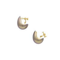 身につける漆 漆のアクセサリー イヤリング 月の勺 紫苑金砂色 坂本これくしょんの艶やかで美しくとても軽い和木に漆塗りのアクセサリー Wearable URUSHI Accessories Earrings moon of ladle Shion golden sand color 耳たぶをそっとすくい包み込むやわらかい曲線の軽くて使いやすい、お耳を包むように着けますのでどなたにもほど良いボリユーム感、光線の角度により紫色が強く見えたり金色が強く見えたり、裏の金箔が後ろからチラリと見えさりげなく華やかさをプラスします。  #漆のアクセサリー #軽いイヤリング #イヤリング #漆のイヤリング #月の勺 #紫苑金砂色 #Earrings #WearableURUSHI #Accessories #ShionColor #goldenColor #漆塗り #軽さを実感 #坂本これくしょん #耳が痛くない #華やかイヤリング イメージ写真1