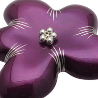 身につける漆 蒔絵のアクセサリー ブローチ 花 中 箔紫色 坂本これくしょんの艶やかで美しくとても軽い「和木に漆塗りのアクセサリー」より、大人の女性にお使いいただきたい存在感ある wearable URUSHI accessories Brooch  Hana middle foil purple color ふっくらと満ち足りた量感を持ったような雰囲気を醸し出しているフォルムに艶やかでありながら透明感のある香り立つような箔紫色が美しい上品で華麗なペンダントブローチ。プラチナ箔で花びらの線を花芯は銀の粒で立体感を出しました。 イメージ写真3