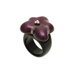身につける漆 蒔絵のアクセサリー リング 花 箔紫色 坂本これくしょんの艶やかで美しくとても軽い和木に漆塗りのアクセサリー SAKAMOTO COLLECTION wearable URUSHI accessories Ring  flower foil purple インパクト・存在感が感じられ指を包み込むようなフォルム、金箔で花びらの線を、花芯は銀粒で立体感、可憐なすみれのような雰囲気で軽やかな装いに合わせやすのもポイントです。  #リング #Ring #花リング #箔紫色 #金箔蒔絵 #蒔絵のリング #すみれの花 #インパクトがある #デザインリング #漆のアクセサリー #漆塗り #身につける漆 #坂本これくしょん #会津 