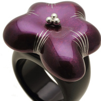 身につける漆 蒔絵のアクセサリー リング 花 箔紫色 坂本これくしょんの艶やかで美しくとても軽い和木に漆塗りのアクセサリー SAKAMOTO COLLECTION wearable URUSHI accessories Ring  flower foil purple インパクト・存在感が感じられ指を包み込むようなフォルム、金箔で花びらの線を、花芯は銀粒で立体感、可憐なすみれのような雰囲気で軽やかな装いに合わせやすのもポイントです。 イメージ写真3