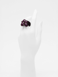 身につける漆 蒔絵のアクセサリー リング 花 箔紫色 坂本これくしょんの艶やかで美しくとても軽い和木に漆塗りのアクセサリー SAKAMOTO COLLECTION wearable URUSHI accessories Ring  flower foil purple インパクト・存在感が感じられ指を包み込むようなフォルム、金箔で花びらの線を、花芯は銀粒で立体感、可憐なすみれのような雰囲気で軽やかな装いに合わせやすのもポイントです。 イメージ写真4