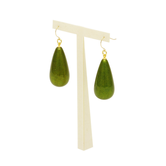 身につける漆 漆のアクセサリー 10Kピアス ピスタチオ色 華雫 はなしずく 坂本これくしょんの艶やかで美しくとても軽い和木に漆塗りのアクセサリー SAKAMOTO COLLECTION 10K earrings Hanashizuku pistachio green 太陽の季節を感じさせるような生気あふれる色合いが魅力、耳元で愛らしく揺れる少し大きめ雫型、軽く耳に負担がかかりにくいのも嬉しいポイントです。 イメージ写真3