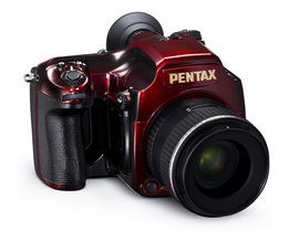 伝統を受け継ぎ進化させるプロフェッショナル。坂本乙造商店「PENTAX 645D　 japan 漆仕上げ」です。カメラグランプリ2011 大賞受賞カメラとして、その名を歴史に刻む645D。この栄誉は、日本が誇る伝統の技「漆＝japan」で表現するのがふさわしい。求めたのは、工業的な手法では望みえない高級感と奥行き感。熟練した漆工の感性と技への誇りが、独自の漆芸技法「ボルドー箔ぼかし」を生み出しました。