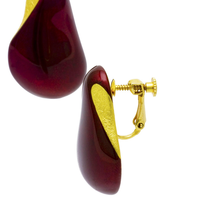 身につける漆 蒔絵のアクセサリー イヤリング こぼうし ボルドー色 坂本これくしょんの艶やかで美しくとても軽い和木に漆塗りのアクセサリー SAKAMOTO COLLECTION wearable URUSHI accessories Earrings small minstrel Bordeaux Red 上品で奥行き感のあるオリジナルのレッドカラー、エッジに沿ってすっと入った金箔が角度によって見え隠れし華やかさを添え耳元のおしゃれを鮮やかに演出。 イメージ写真3