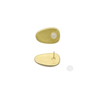 身につける漆 蒔絵のアクセサリー 18Kピアス 螺鈿ライン 金箔 金象牙色 坂本これくしょんの艶やかで美しくとても軽い和木に漆塗りのアクセサリー SAKAMOTO COLLECTION Wearable URUSHI Accessories 18K earrings  mother-of-pearl line gilt gold ivory color 真珠のようなシャンパンゴールド、金箔と一枚一枚丁寧に丁寧に並べた小さな螺鈿貝で蒔絵を施し繊細さと華やかさを演出しました。 イメージ写真2