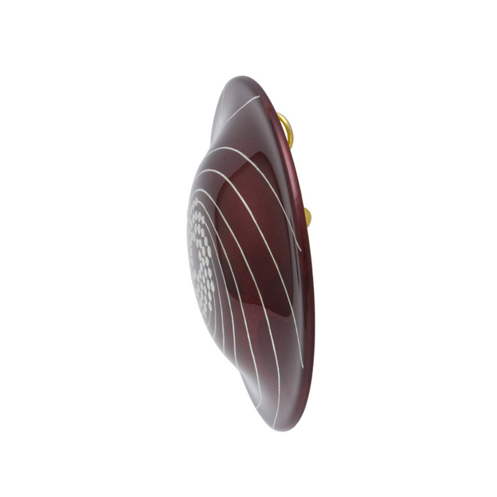 身につける漆 蒔絵のアクセサリー ブローチ 円盤8 流星嵐 ボルドー色 坂本これくしょんの艶やかで美しくとても軽い「和木に漆塗りのアクセサリー」より、艶やかで美しい少し大振りの円盤型に斬新なデザイン ウェアラブル 漆 アクセサリー Wearable URUSHI Accessories Brooch  disk 8 meteor storm Bordeaux color 大きめの使いやすい形に上品で奥行き感のあるボルドー色、大胆な構図で茜色の大空をかけめぐる星々をプラチナ箔の繊細かつモダンな蒔絵で表現。完成度の高い蒔絵はすべてプラチナ箔でダイナミックで印象的に存在感を示します。  #漆アクセサリー #漆のアクセサリー #漆ジュエリー #軽いアクセサリー #蒔絵アクセサリー #蒔絵のブローチ #漆のブローチ #Brooch #meteorstormBrooch #美しいブローチ #デザインブローチ #円盤ブローチ #流星嵐 #wearable #ウェアラブル漆 #漆塗り #軽さを実感 #坂本これくしょん イメージ写真1 