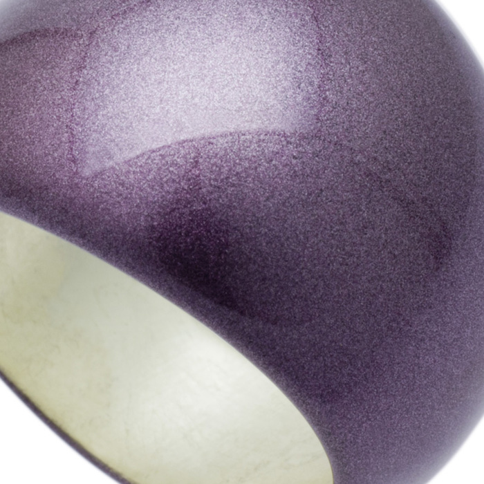 身につける漆 漆のアクセサリー リング 清風 すみれ色 坂本これくしょんの艶やかで美しくとても軽い和木に漆塗りのアクセサリー SAKAMOTO COLLECTION Wearable URUSHI Accessories Ring Seifu violet color 一つ一つ木をくりぬいて作られたふっくらとした厚みと存在感の使いやすい指輪、木製なので指を包み込むようなぬくもりのある使用感が特徴です。 イメージ写真3