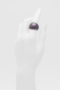 身につける漆 漆のアクセサリー リング 清風 すみれ色 坂本これくしょんの艶やかで美しくとても軽い和木に漆塗りのアクセサリー SAKAMOTO COLLECTION Wearable URUSHI Accessories Ring Seifu violet color 一つ一つ木をくりぬいて作られたふっくらとした厚みと存在感の使いやすい指輪、木製なので指を包み込むようなぬくもりのある使用感が特徴です。 イメージ写真4